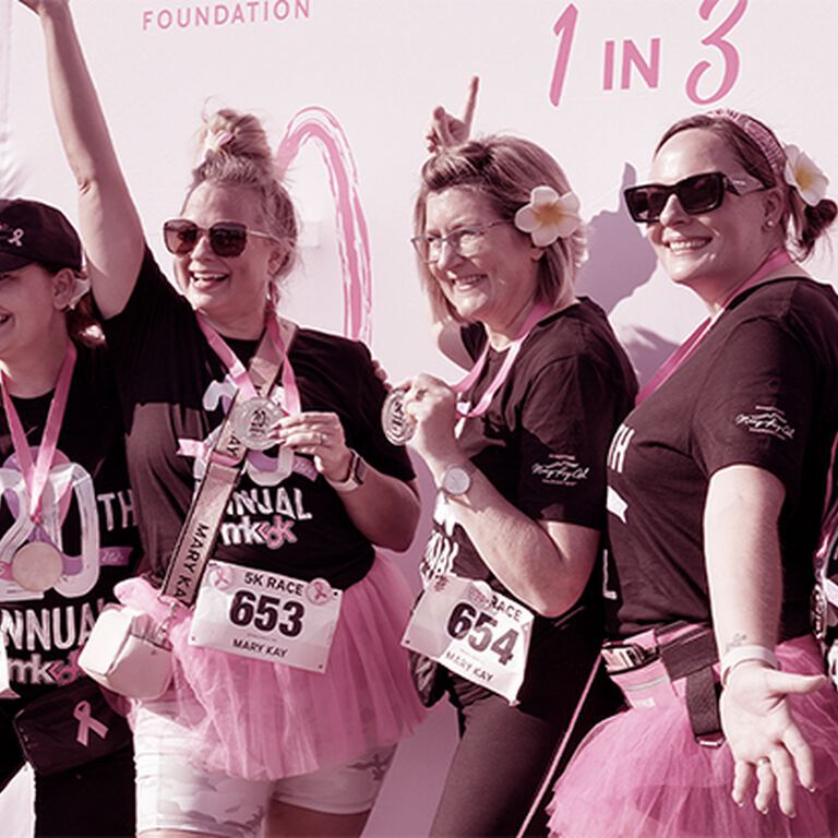 女性參與並慶祝 Mary Kay Ash Foundation 5 公里公益路跑活動
