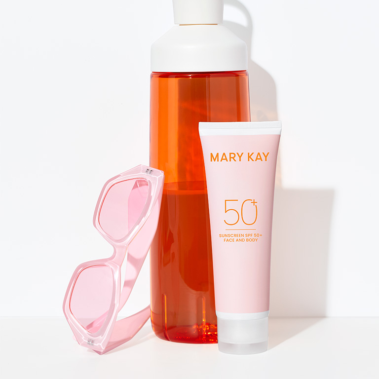 玫琳凱防曬乳 SPF50+ 搭配橘色水壺與粉紅色太陽眼鏡的夏日形象畫面