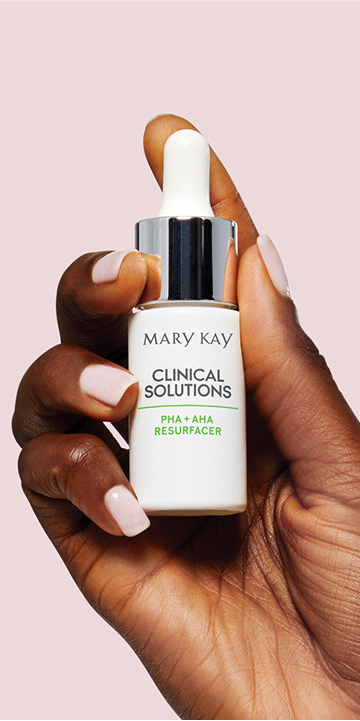 模特手持玫琳凯（Mary Kay）Clinical Solutions PHA + AHA 焕肤精华