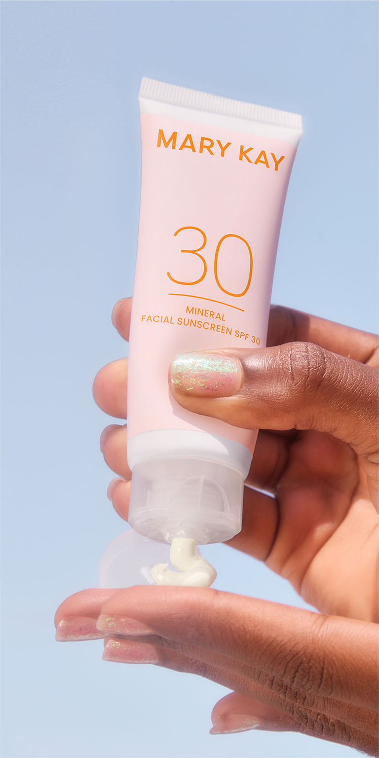 模特兒將御光物理防護乳SPF30擠於手上