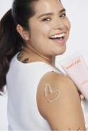 模特兒手持防曬乳 SPF50+，以防曬乳畫出笑臉