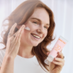 女性將御光物理防護乳SPF30塗抹於臉頰上