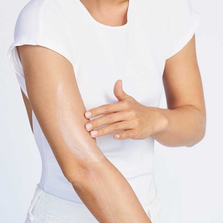 模特兒將防曬乳 SPF50+ 塗抹於手臂上