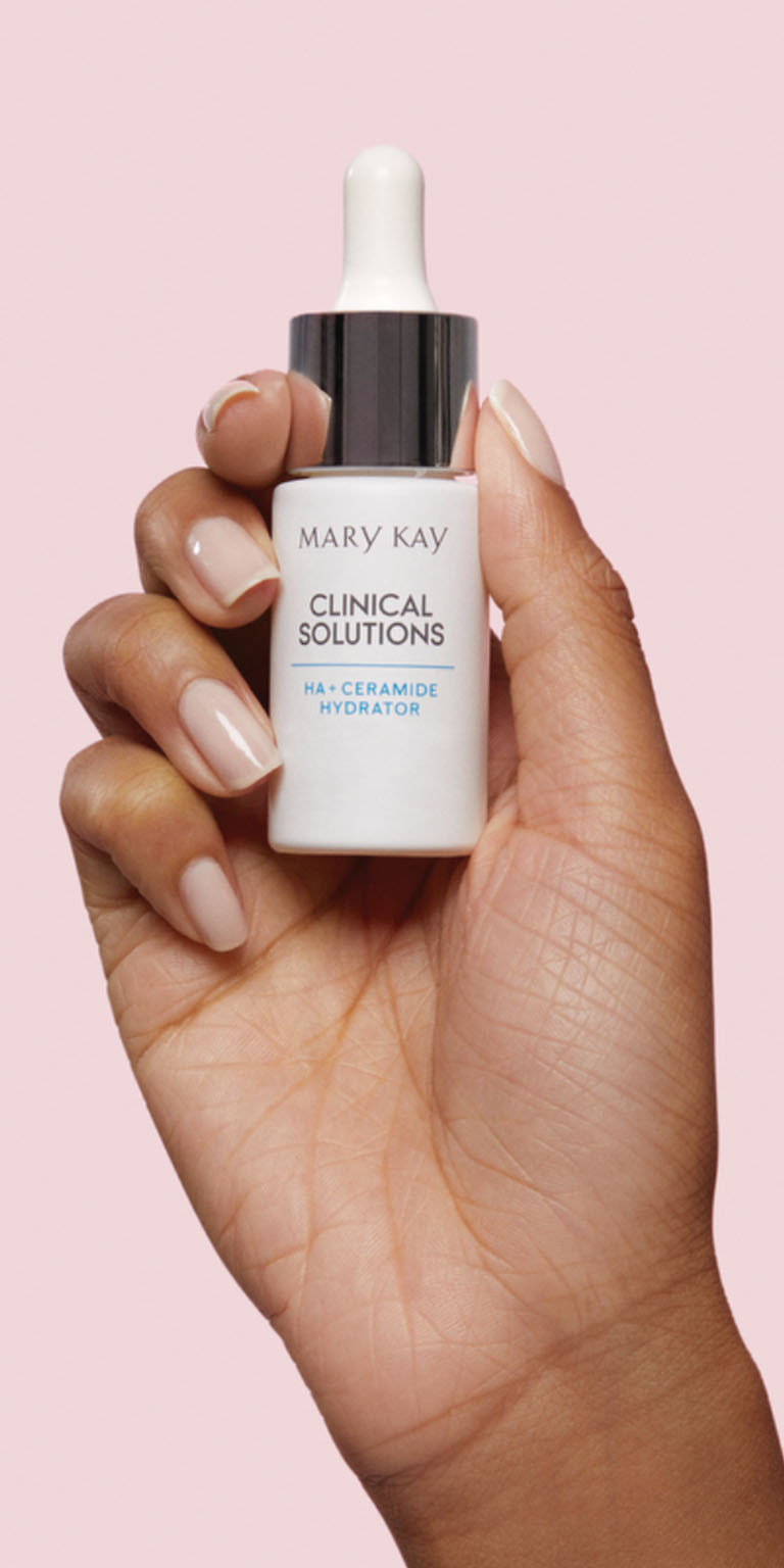 模特在粉色背景前手持玫琳凯（Mary Kay）Clinical Solutions系列玻尿酸+神经酰胺保湿精华液瓶身。