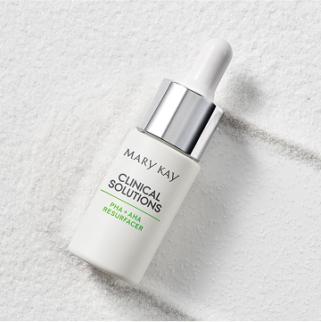 玫琳凯（Mary Kay）Clinical Solutions PHA + AHA 焕肤精华，置于白色纹理背景上