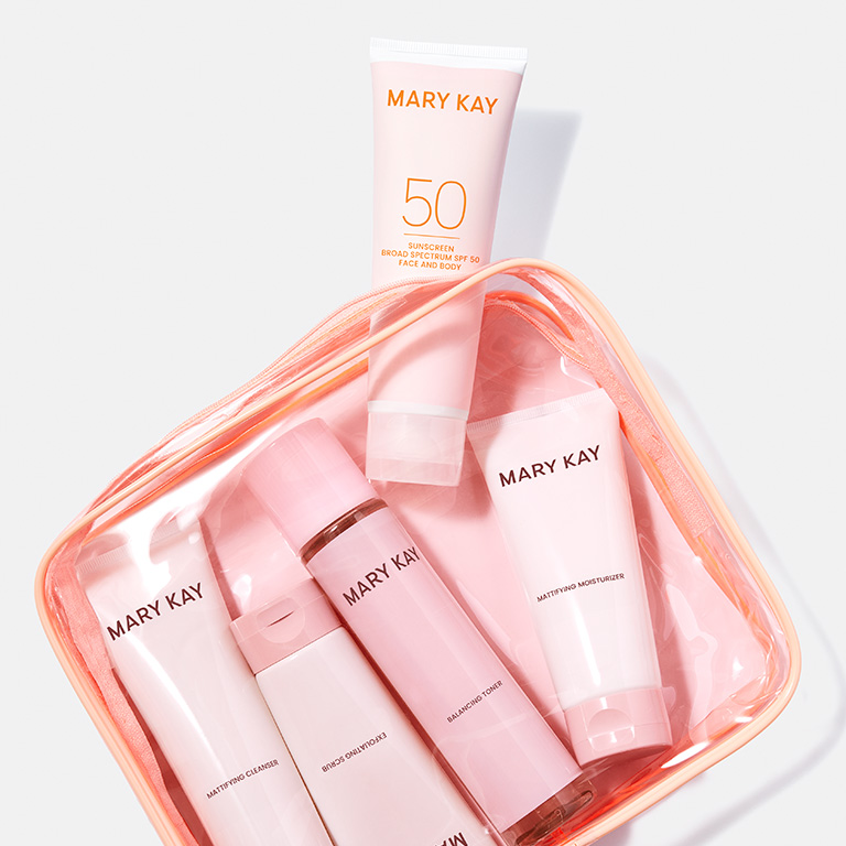 粉紅色收納袋中的保養組合，包含臉部及身體防曬乳 SPF50+